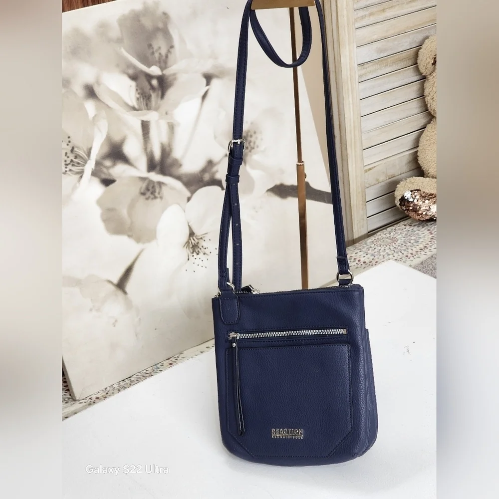 Kenneth Cole Reaction Blue Crossbody Bag with Modern Design - Picture 1 of 8